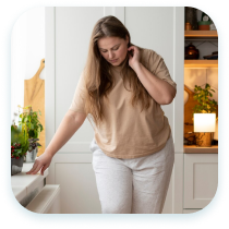 mujer de mediana edad vistiendo una camisa cafe y pantalon blanco.